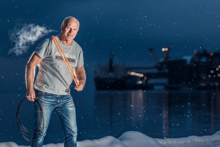 Kåre Berglund i "Alle burde ha en nordlending" t-skjorte ved havna i Narvik en vinterdag.