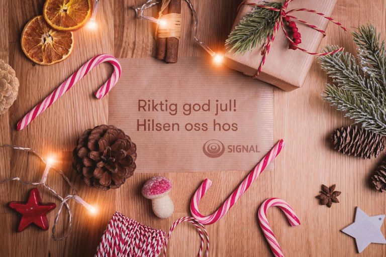 Bord med diverse juleinspirerte gjenstander