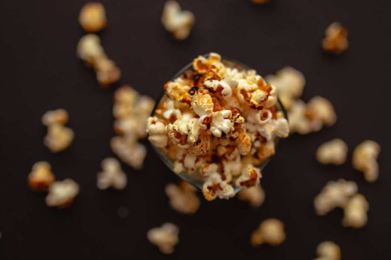 En skål Popcorn sett ovenfra mot mørk bakgrunn