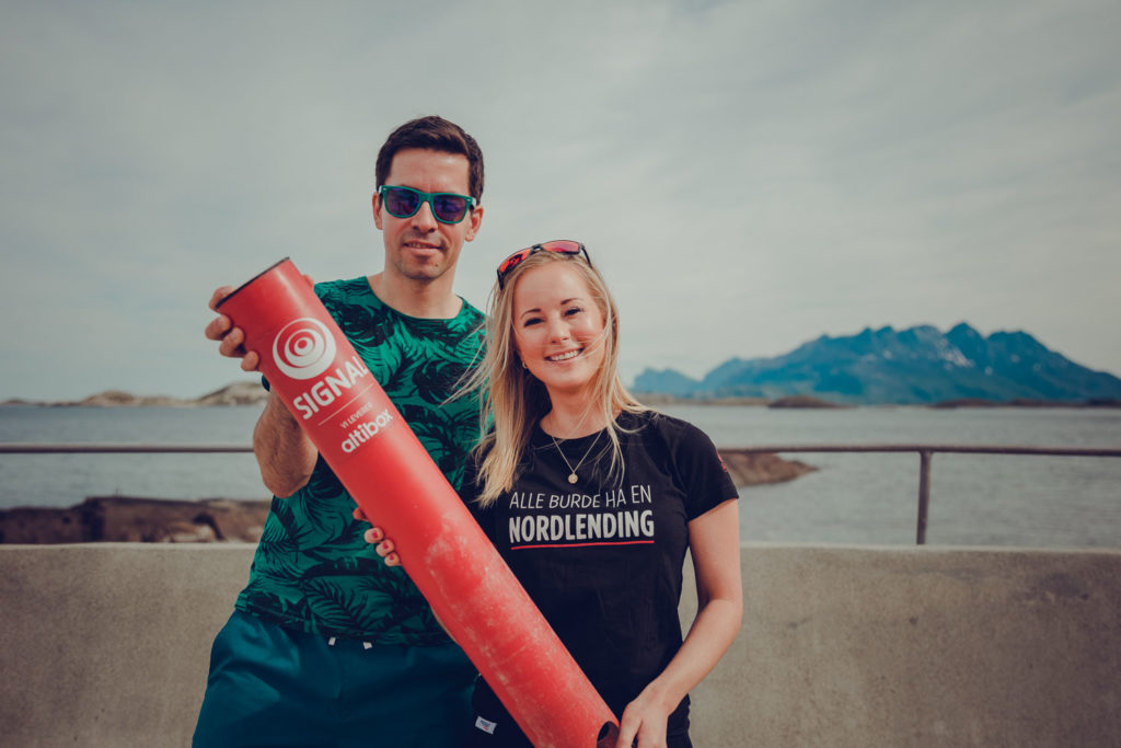 Robin Krogh og Stine Værang fra Signal Bredbånd viser stolt frem Badetassen, en smart sensormåler som skal måle vanntemperaturen i Bodø