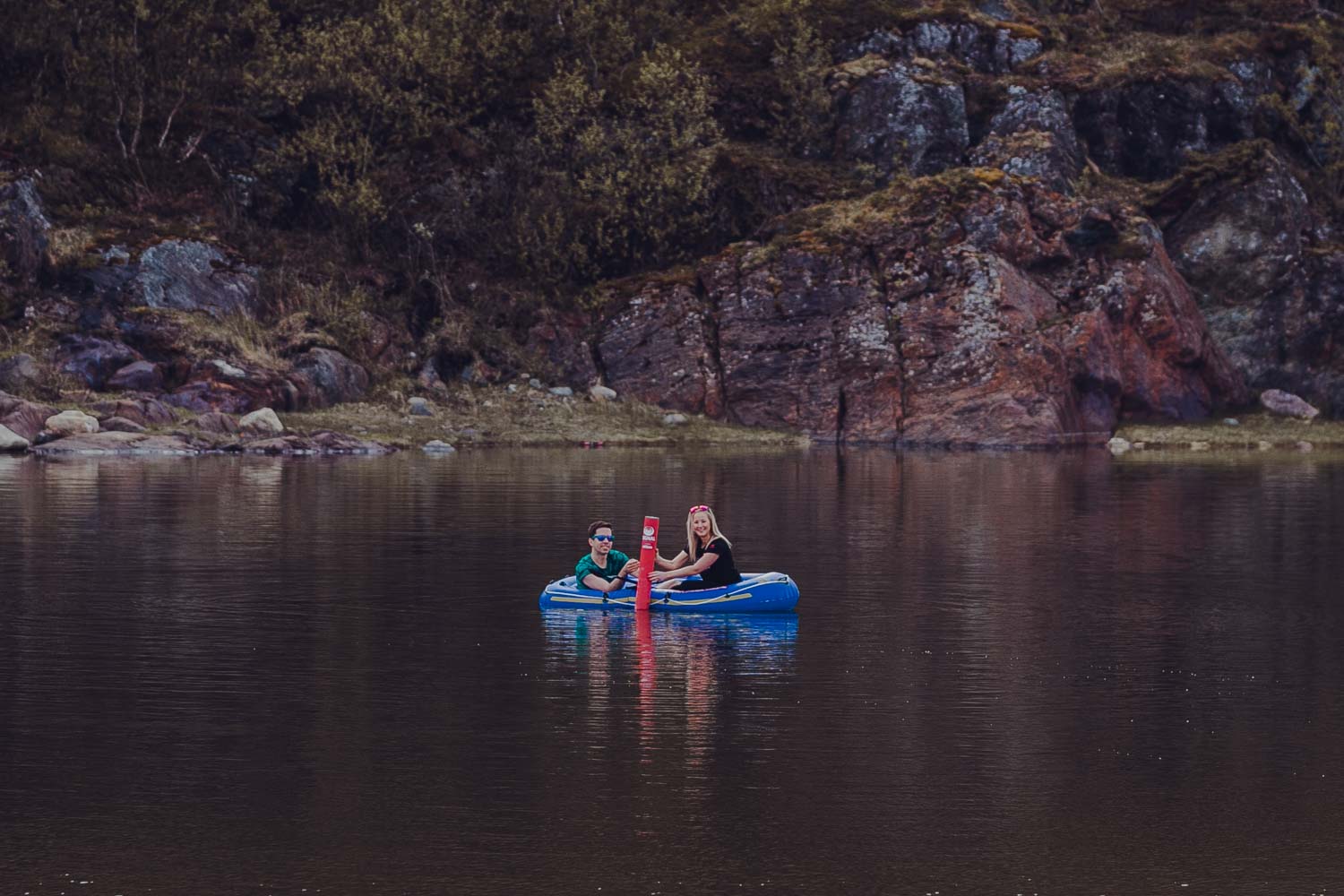 Stine og Robin fra Signal Bredbånd ror i en gummibåt for å sjøsette sensorteknologien "Badetassen" i vannet