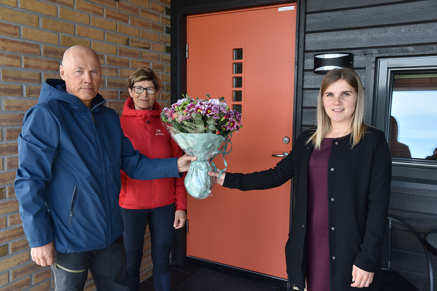 Altas første Altibox-kunder får blomst fra Linn Anett Andersen fra Signal Bredbånd