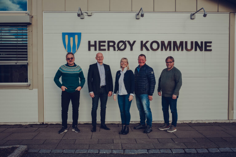 Administrerende direktør i Signal Bredbånd, Ordfører i Herøy Kommune møttes for å markere oppkjøpet av Herøy Fiber AS.