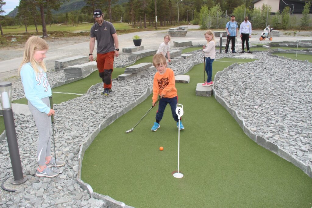 Barna koser seg på Alta Golfklubb