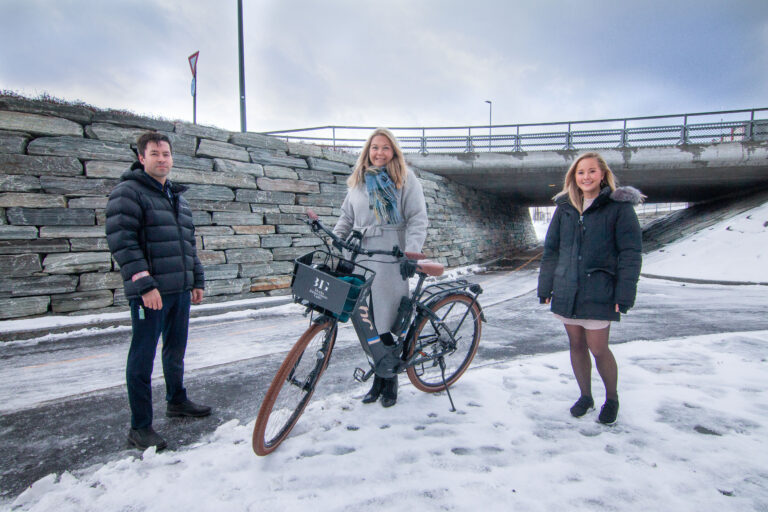 Marianne Bahr Simonsen (leder for Smart Bodø i Bodø kommune) her sammen med Robin Krogh (leder for forretningsutvikling) og Stine Værang (leder marked) i Signal.