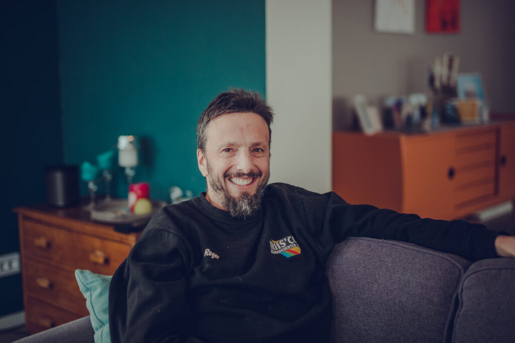 Roger Bekkavik sitter i sofaen sin hjemme etter å ha startet prosjekt nabofiber for å få fibernett til Marka i Vefsn Kommune