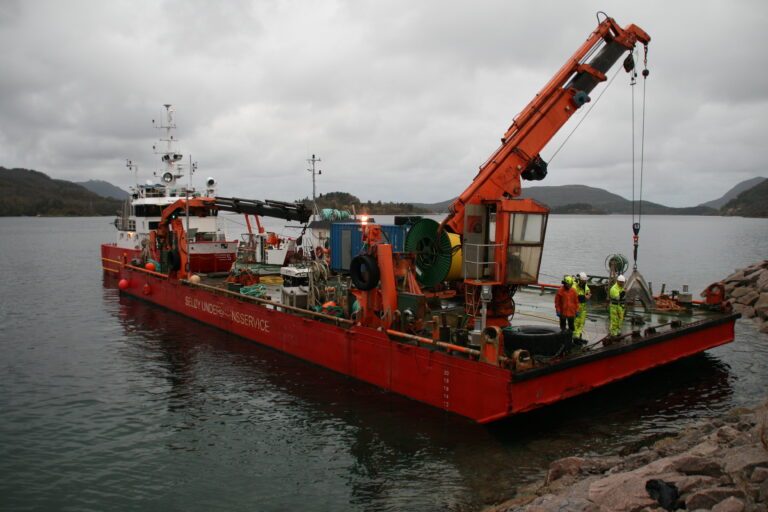 Seløy Undervannsservice fikk oppdraget i å legge Signal Bredbånds nye sjøkabel mellom Reipå og Ørnes