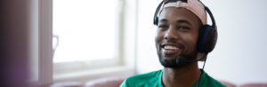 Idris Ahmed Omar har headset på hodet mens han spiller xbox