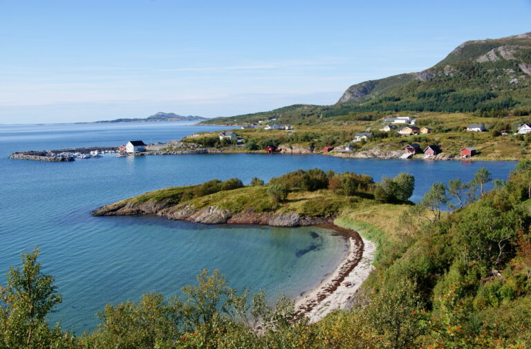 Strand og idyllisk kystlandskap ved Lurøy
