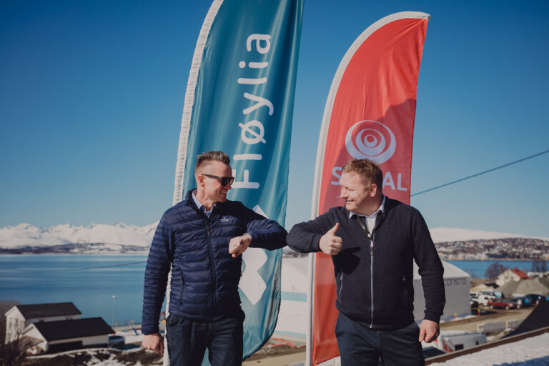 Kjetil S. Paulsen fra Barlindhaug Eiendom og Mats Warvik fra Signal Bredbånd står sammen foran prosjektet, Fløylia