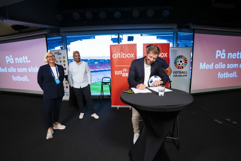 Jens Haugland signerer samarbeidsavtale med Altibox