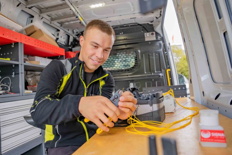 Fibermontør som jobber med fiber